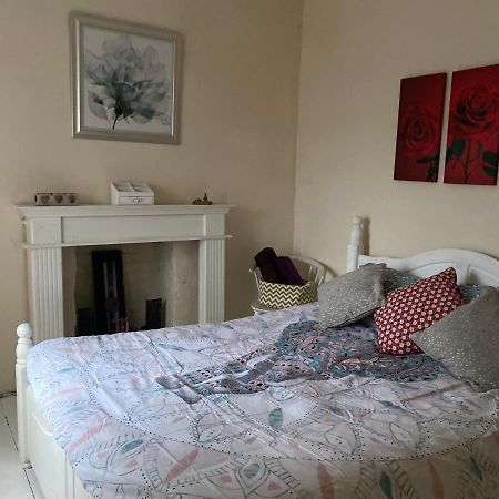 Stunning 2-Bed Apartment Above Schooners Bar Neath Kültér fotó