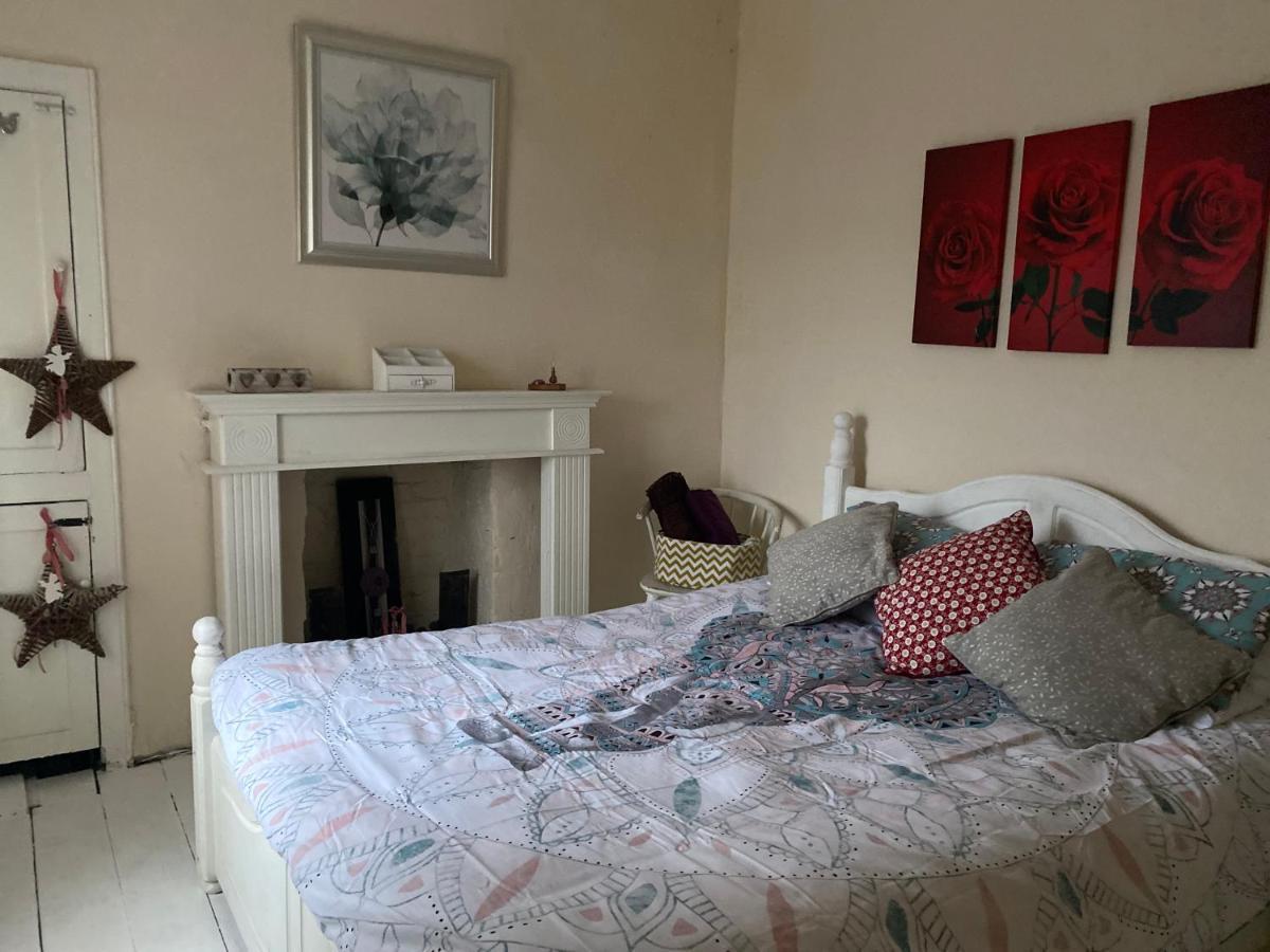 Stunning 2-Bed Apartment Above Schooners Bar Neath Kültér fotó