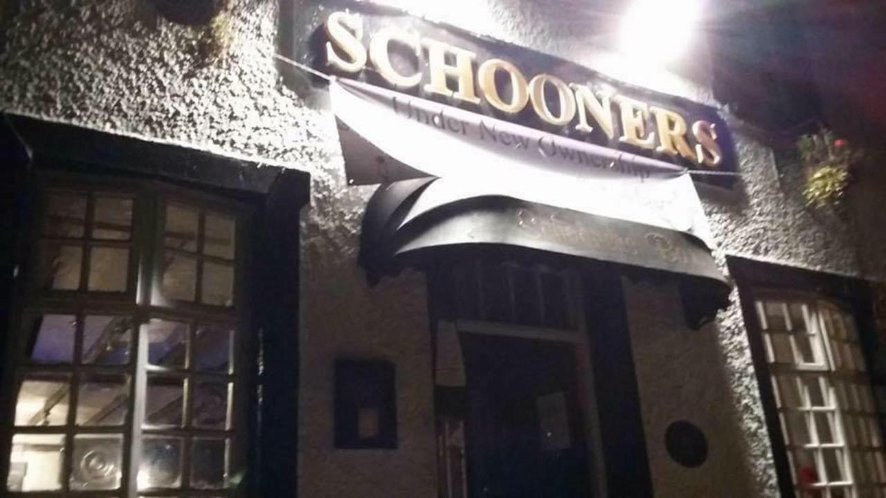 Stunning 2-Bed Apartment Above Schooners Bar Neath Kültér fotó