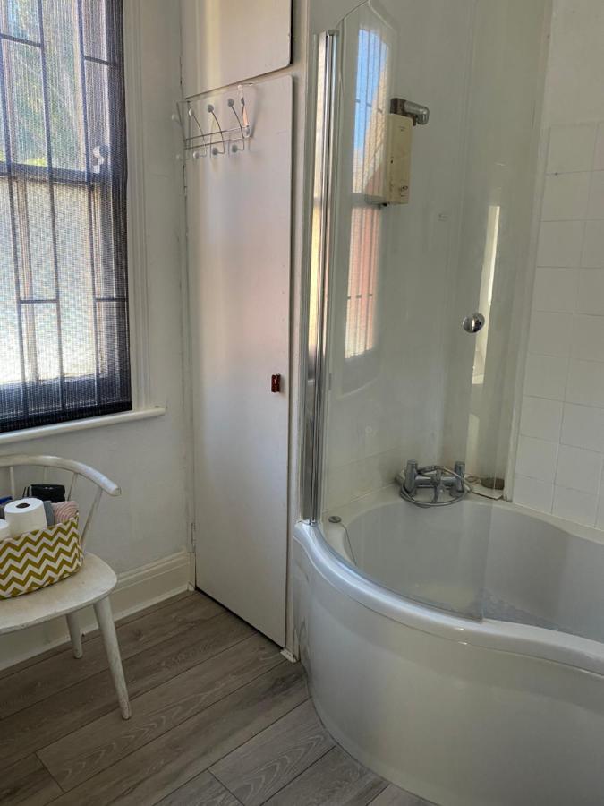 Stunning 2-Bed Apartment Above Schooners Bar Neath Kültér fotó