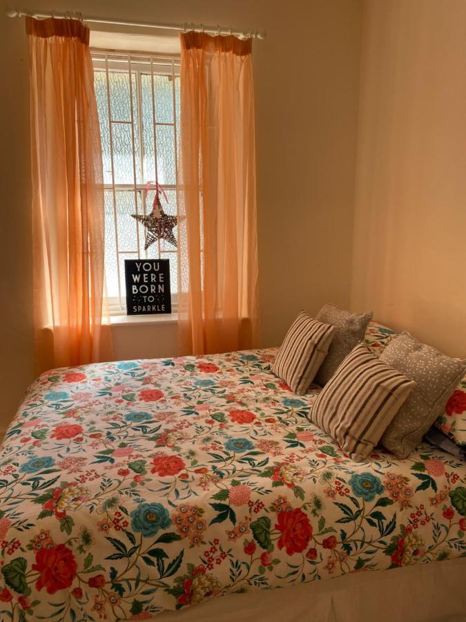 Stunning 2-Bed Apartment Above Schooners Bar Neath Kültér fotó
