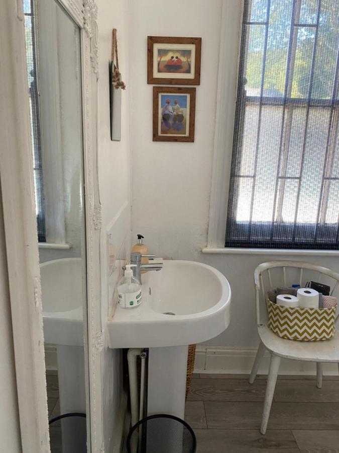 Stunning 2-Bed Apartment Above Schooners Bar Neath Kültér fotó