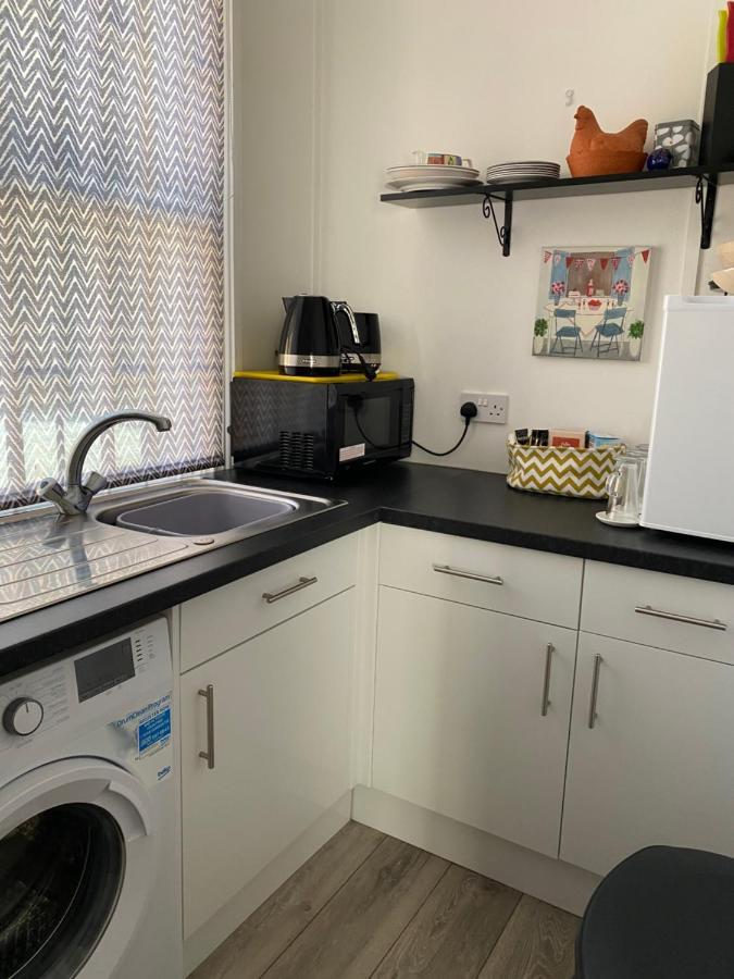 Stunning 2-Bed Apartment Above Schooners Bar Neath Kültér fotó