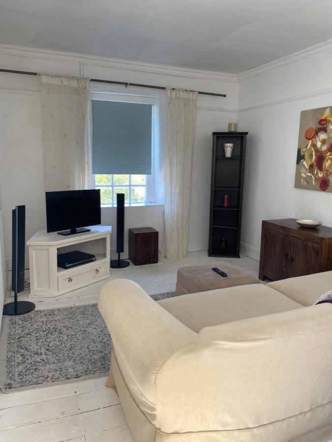 Stunning 2-Bed Apartment Above Schooners Bar Neath Kültér fotó