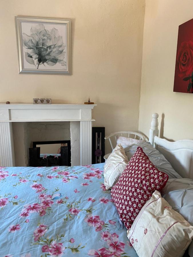 Stunning 2-Bed Apartment Above Schooners Bar Neath Kültér fotó
