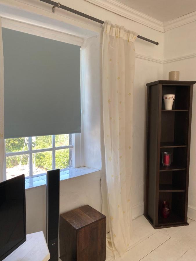 Stunning 2-Bed Apartment Above Schooners Bar Neath Kültér fotó