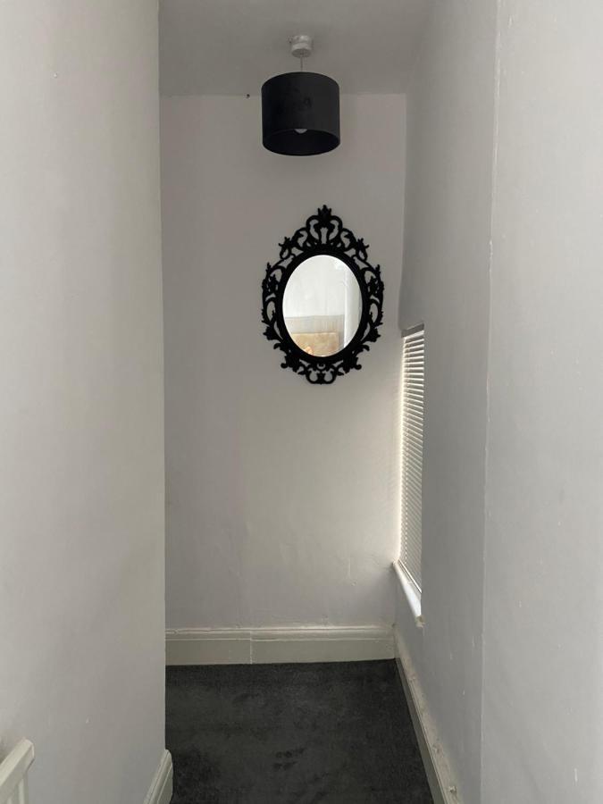 Stunning 2-Bed Apartment Above Schooners Bar Neath Kültér fotó