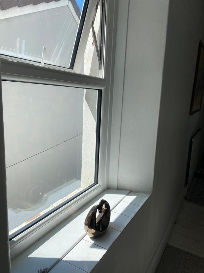 Stunning 2-Bed Apartment Above Schooners Bar Neath Kültér fotó
