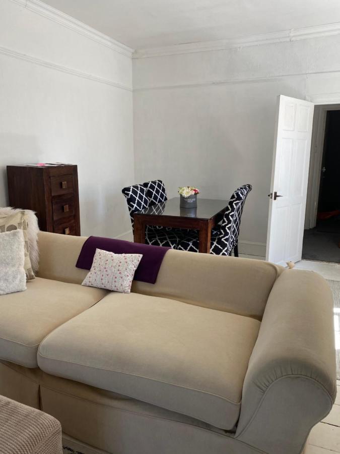 Stunning 2-Bed Apartment Above Schooners Bar Neath Kültér fotó