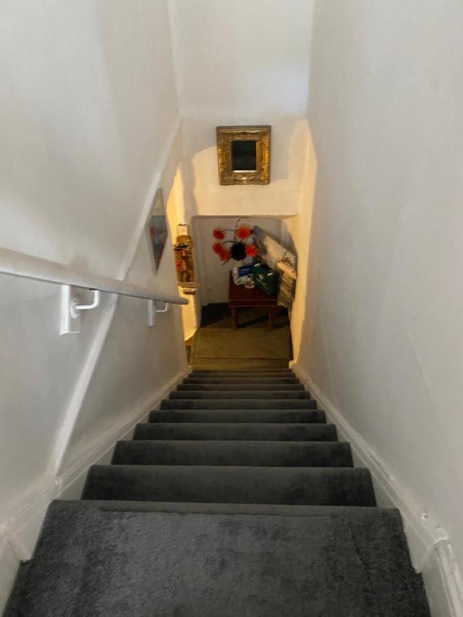 Stunning 2-Bed Apartment Above Schooners Bar Neath Kültér fotó