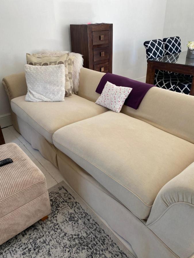 Stunning 2-Bed Apartment Above Schooners Bar Neath Kültér fotó