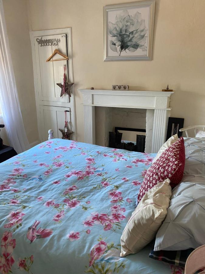 Stunning 2-Bed Apartment Above Schooners Bar Neath Kültér fotó