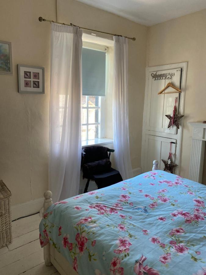 Stunning 2-Bed Apartment Above Schooners Bar Neath Kültér fotó